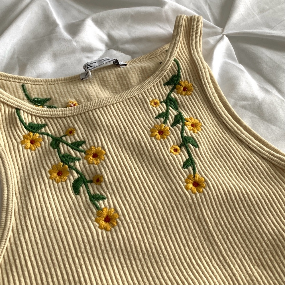 Zara ribbed yellow flower crop top🌼 - Picture 2 of 4